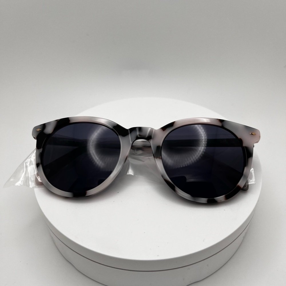 FOSSIL Stylish Black and Gray Sunglasses